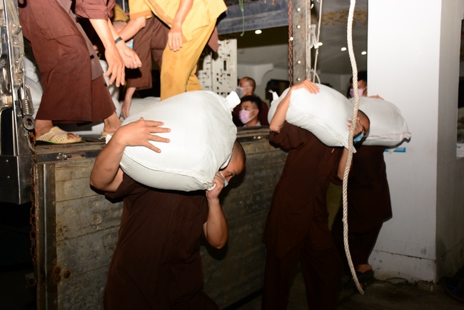 Chùa Hoằng Pháp: Tiếp tục hỗ trợ người dân khó khăn trong đại dịch Covid (đợt 8)